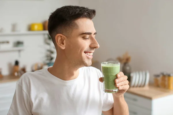 Ung Man Dricker Hälsosam Grön Smoothie Köket — Stockfoto