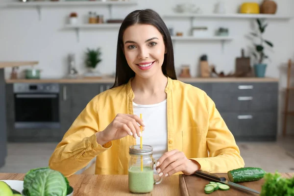 Mujer Joven Con Vaso Batido Verde Saludable Cocina —  Fotos de Stock