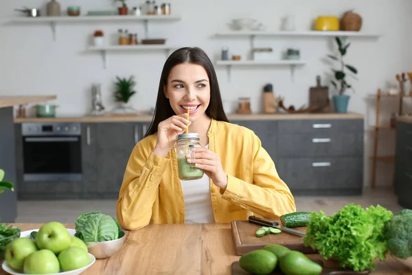 Mujer Joven Bebiendo Batido Verde Saludable Cocina —  Fotos de Stock