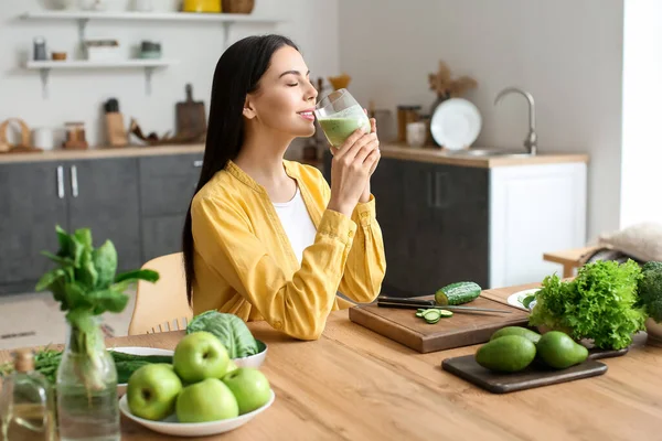 Jovem Mulher Bebendo Smoothie Verde Saudável Cozinha — Fotografia de Stock