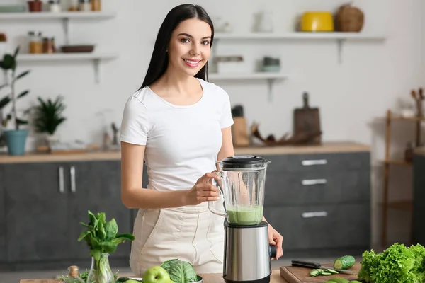 Jonge Vrouw Voorbereiding Van Gezonde Groene Smoothie Keuken — Stockfoto