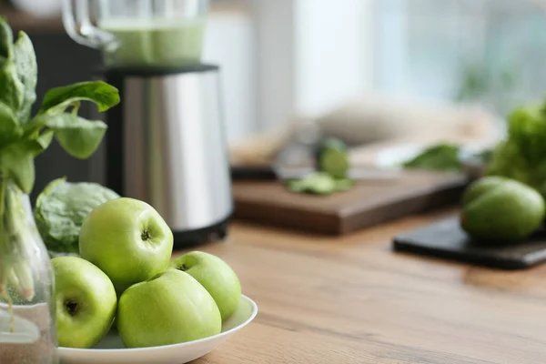 Plate Fresh Apples Kitchen Table Closeup — Stockfoto