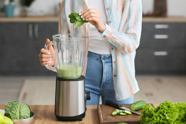 Jovem Mulher Preparando Smoothie Verde Saudável Cozinha — Fotografia de Stock