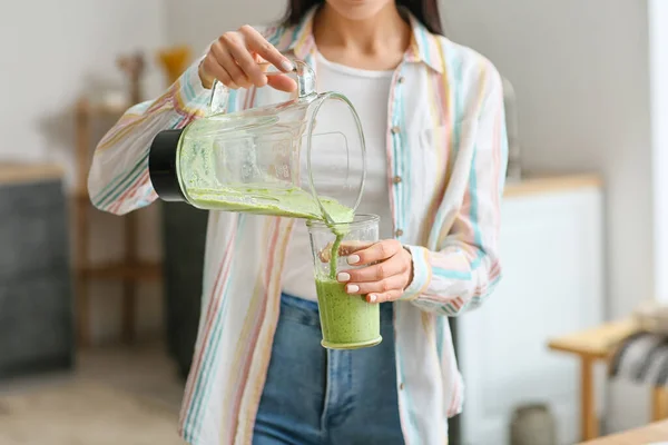 Young Woman Pouring Healthy Green Smoothie Glass Kitchen —  Fotos de Stock