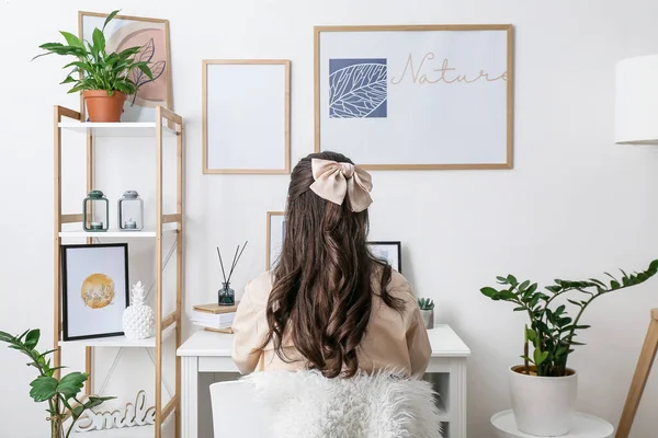 Jovem Mulher Sentada Mesa Quarto — Fotografia de Stock