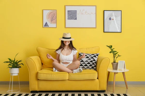 Young Woman Meditating Home — Stock Photo, Image