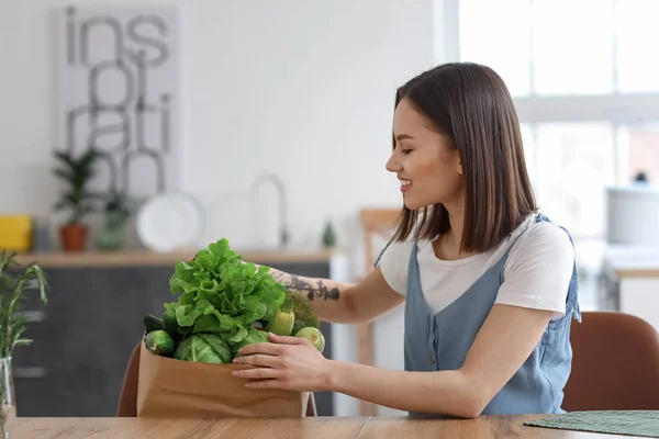 Young Woman Fresh Vegetables Kitchen — Stock Photo, Image