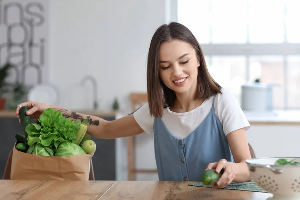 Giovane Donna Con Verdure Fresche Cucina — Foto Stock