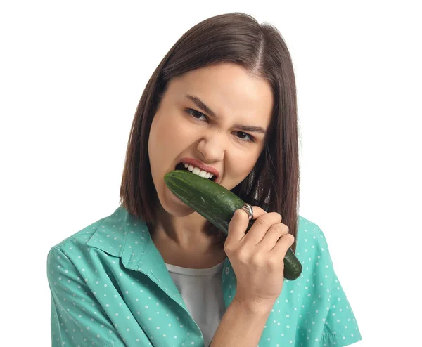 怒气冲冲的年轻女子吃着白底黄瓜 — 图库照片