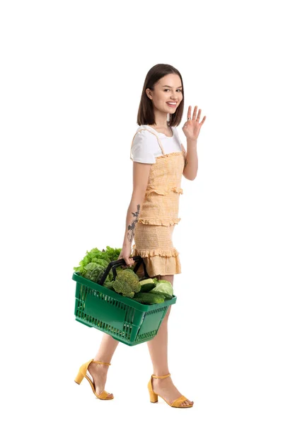 Jovem Cesta Compras Com Legumes Frescos Fundo Branco — Fotografia de Stock