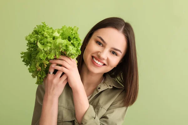 Giovane Donna Con Lattuga Fresca Sfondo Colore — Foto Stock