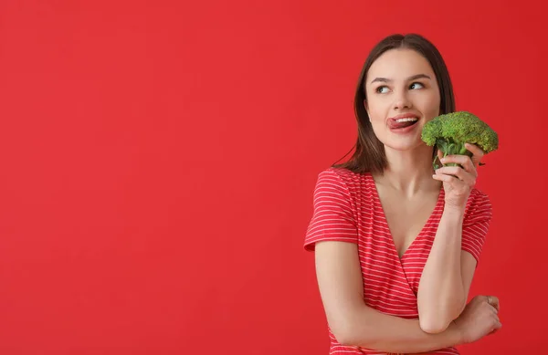 Jeune Femme Avec Brocoli Frais Sur Fond Couleur — Photo