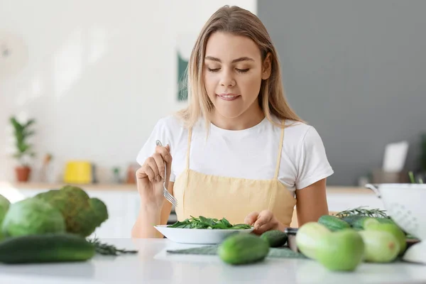 Mujer Joven Comiendo Ensalada Fresca Cocina — Foto de Stock