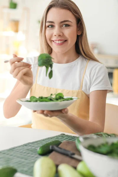 Jeune Femme Manger Salade Fraîche Dans Cuisine — Photo