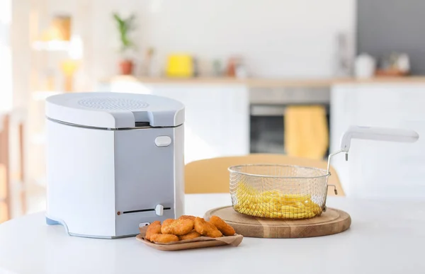 Freidora Moderna Con Papas Fritas Nuggets Mesa Cocina — Foto de Stock