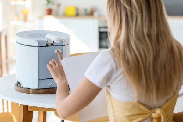 Jonge Vrouw Met Behulp Van Frituurpan Keuken — Stockfoto