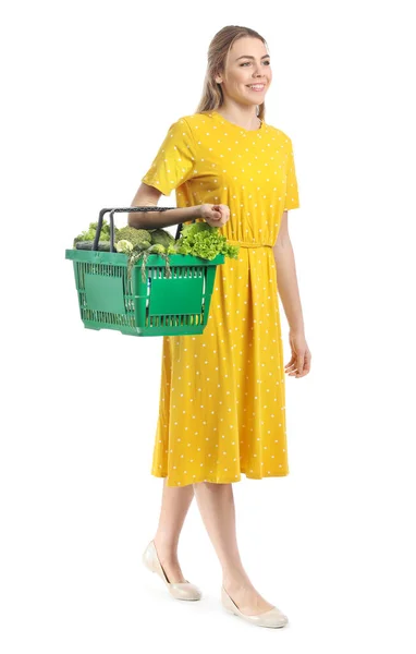 若い女性と白を背景に新鮮な野菜とショッピングバスケット — ストック写真