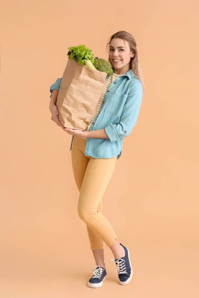 Young Woman Paper Bag Fresh Vegetables Color Background — Stock Photo, Image