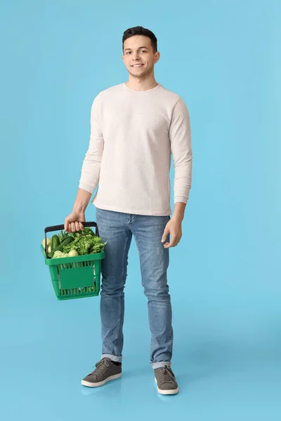 Молодой Человек Корзина Свежими Овощами Цветном Фоне — стоковое фото