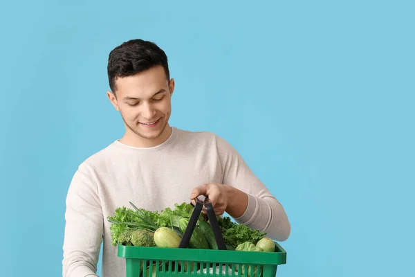 Hombre Joven Cesta Compra Con Verduras Frescas Fondo Color —  Fotos de Stock