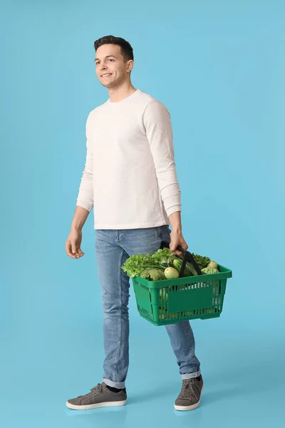 Hombre Joven Cesta Compra Con Verduras Frescas Fondo Color —  Fotos de Stock