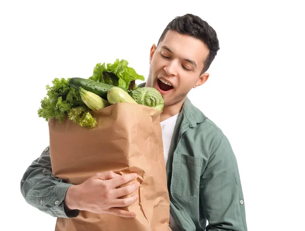 Joven Sorprendido Bolsa Papel Con Verduras Frescas Sobre Fondo Blanco —  Fotos de Stock
