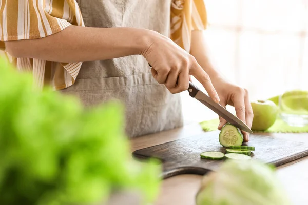 Giovane Donna Taglio Cetriolo Cucina Primo Piano — Foto Stock