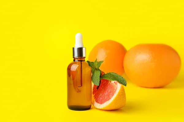 Bottle Essential Oil Grapefruits Color Background — Stock Photo, Image