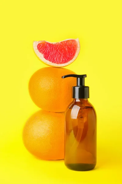 Bottle Essential Oil Grapefruits Color Background — Stock Photo, Image