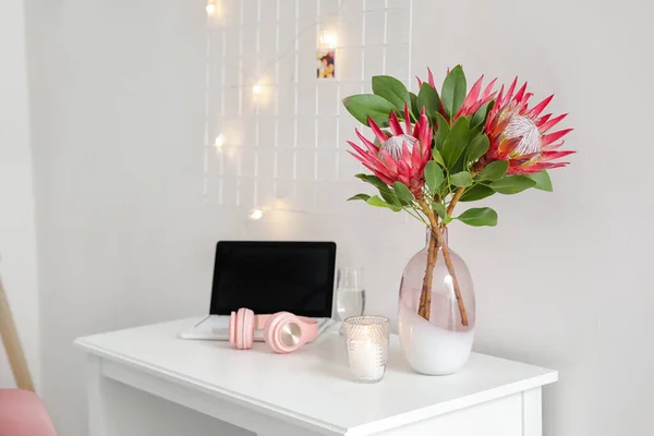 Lieu Travail Confortable Avec Ordinateur Portable Fleurs Protéa Intérieur Pièce — Photo