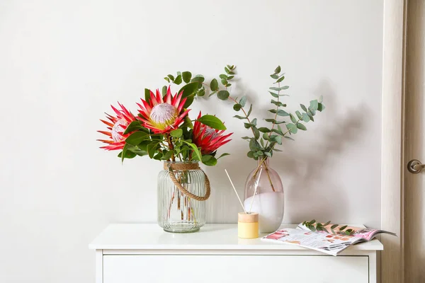 Συρταριέρα Λουλούδια Protea Κοντά Ανοιχτό Τοίχο — Φωτογραφία Αρχείου