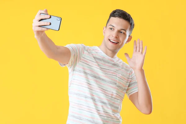 Νεαρός Άντρας Βγάζει Selfie Στο Φόντο Του Χρώματος — Φωτογραφία Αρχείου