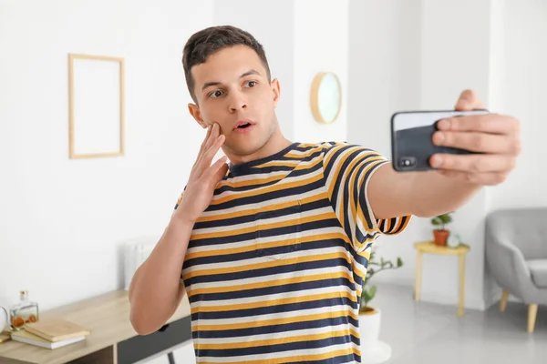 Surprised Young Man Taking Selfie Home — Stock Photo, Image