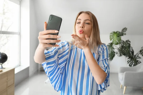 Young Woman Taking Selfie Home — Stock Photo, Image