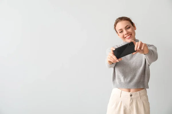 Junge Frau Macht Selfie Auf Hellem Hintergrund — Stockfoto