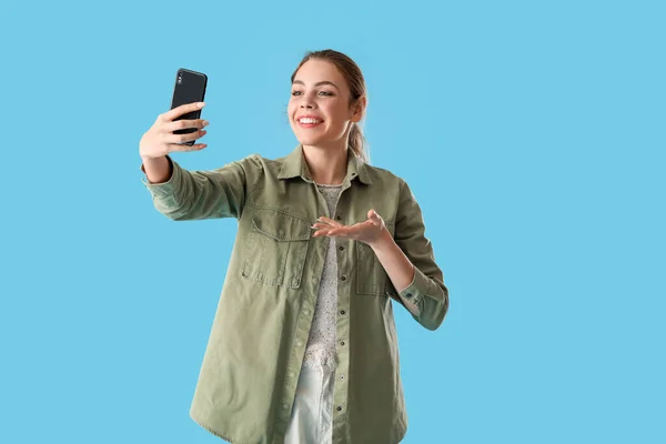 Mladá Žena Přičemž Selfie Barevném Pozadí — Stock fotografie
