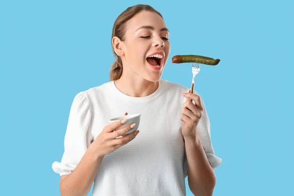 Mujer Joven Comiendo Sabrosa Salchicha Con Salsa Tomate Fondo Color —  Fotos de Stock