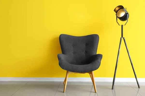 Modern Armchair Glowing Lamp Color Wall — Stock Photo, Image