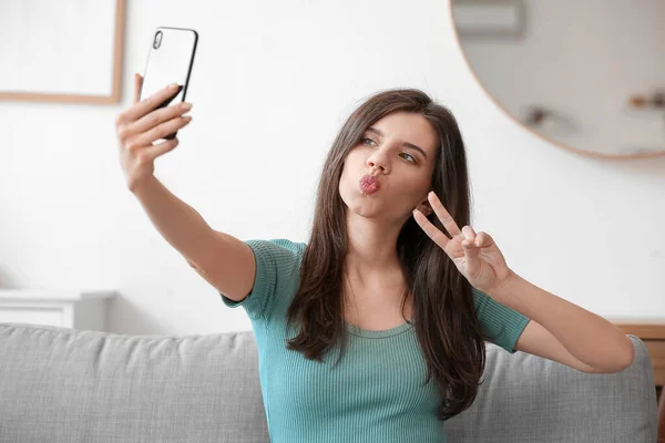 Schöne Junge Frau Macht Selfie Hause — Stockfoto