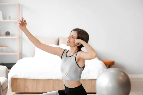 Giovane Donna Sportiva Che Selfie Casa — Foto Stock