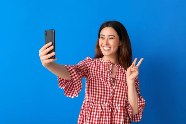 Elegante Jovem Ásia Mulher Tomando Selfie Cor Fundo — Fotografia de Stock