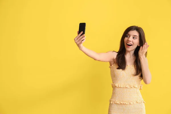 Elegante Joven Mujer Tomando Selfie Sobre Fondo Color — Foto de Stock