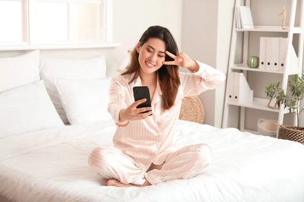 Young Asian Woman Taking Selfie Bedroom — Stock Photo, Image