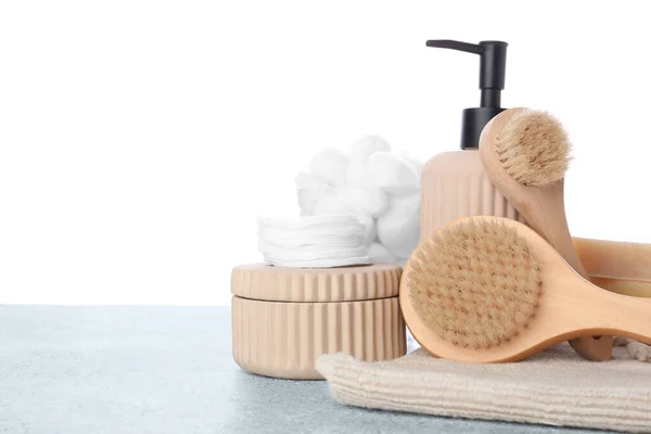Verschiedene Massagebürsten Und Badezusätze Auf Weißem Hintergrund — Stockfoto