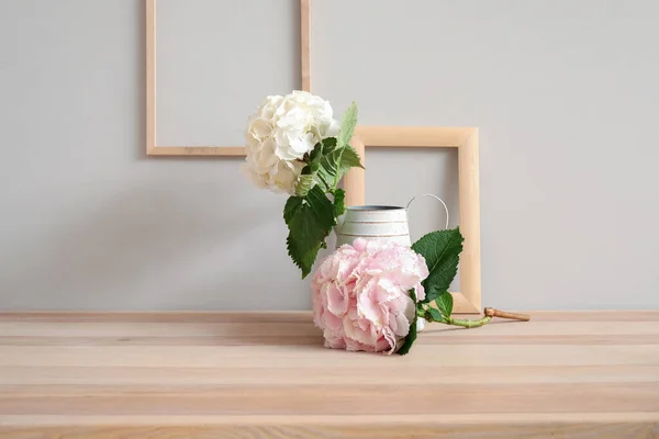 Vase Mit Schönen Hortensienblüten Auf Dem Tisch Der Nähe Der — Stockfoto