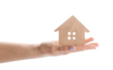 Beyaz arka planda ev figürlü bir el. Emlak satın alma kavramı