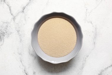 Açık arkaplanda etkin kuru maya bulunan bowling topu