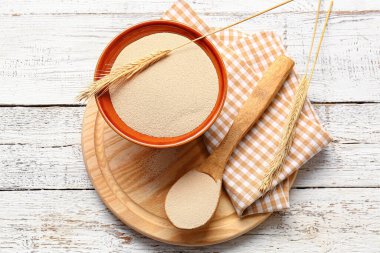 Hafif ahşap arka planda etkin kuru maya ile kompozisyon