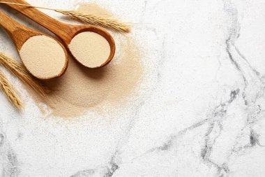 Etkin kuru mayalı kaşıklar ve hafif arka planda dikenler.