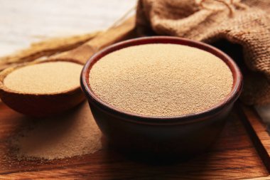 Aktif kuru mayalı kase ve kaşık, yakın plan.